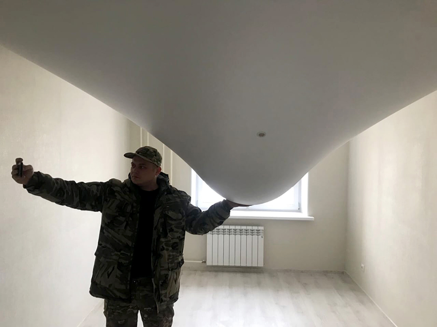 Быстро и качественно решаем неприятные проблемы с натяжными потолками